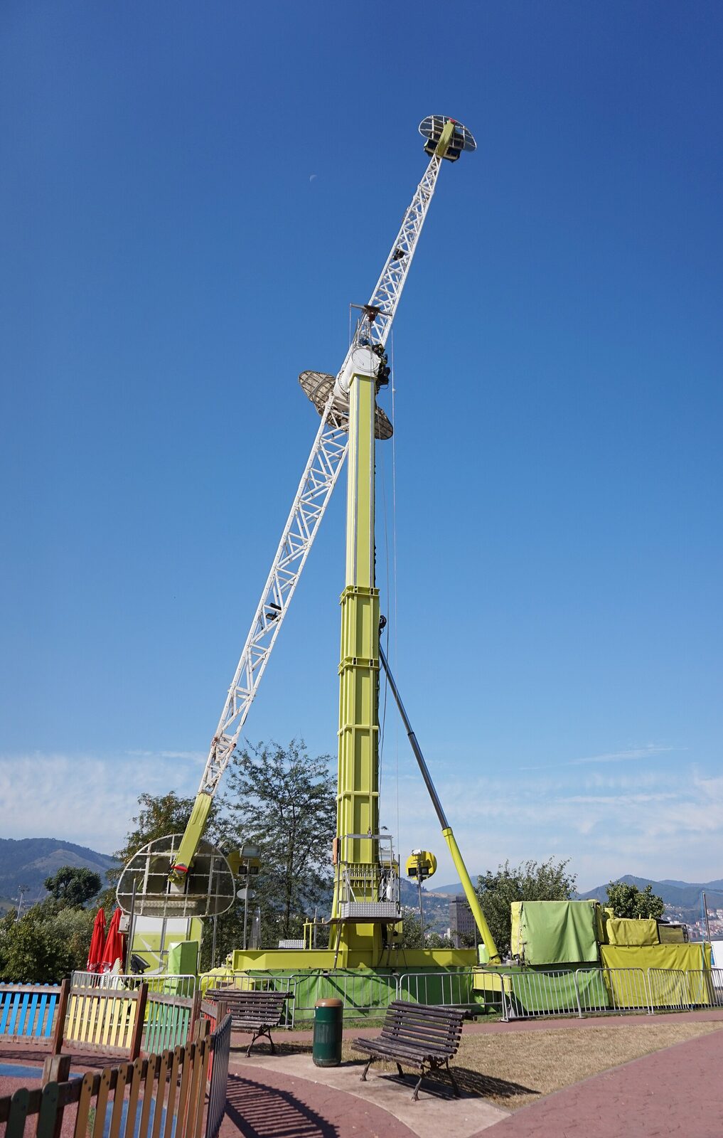 Atracción de torre con brazo giratorio, 2016