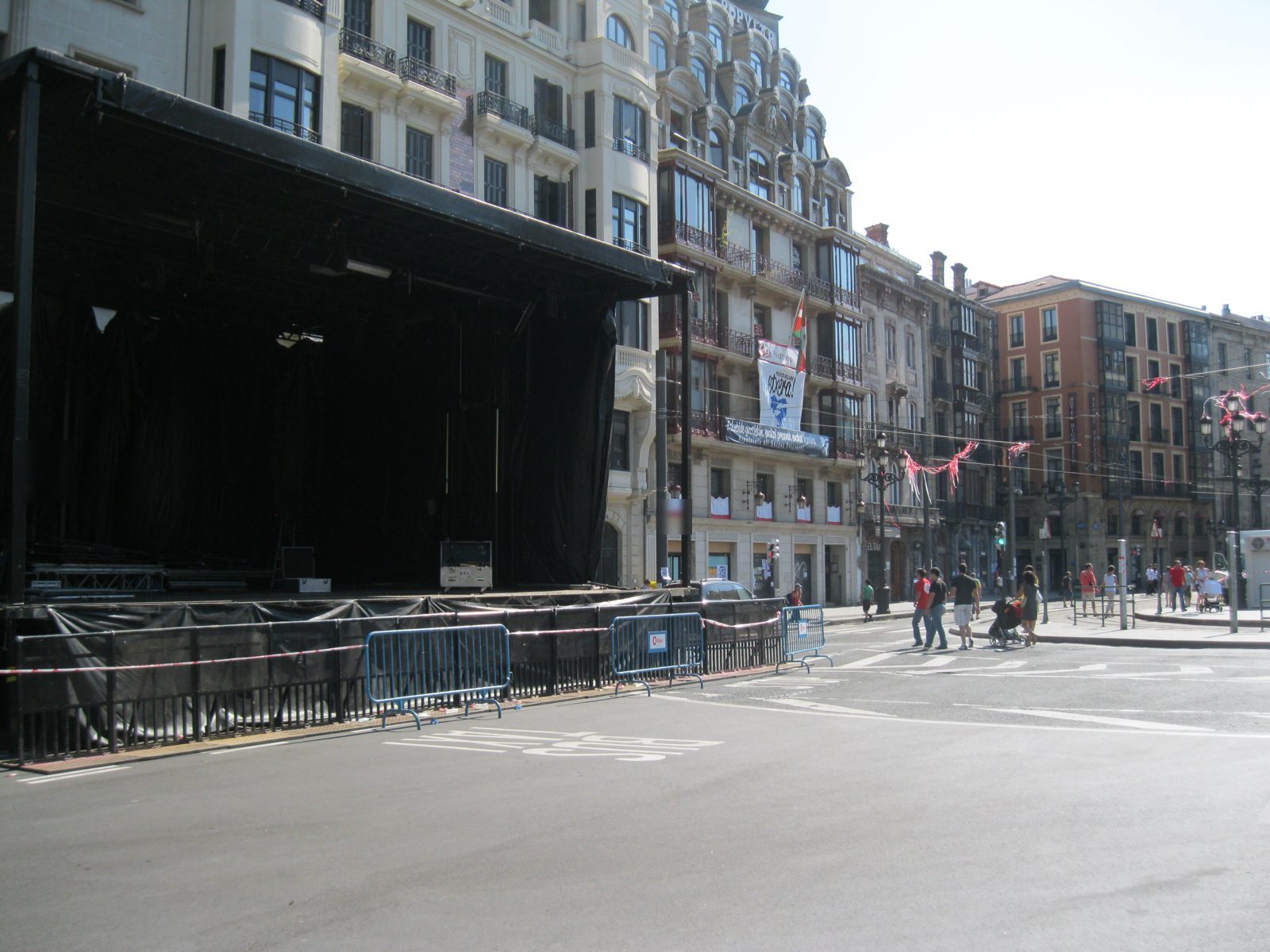 Montaje del escenario del Arenal